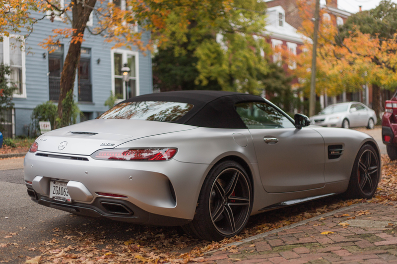 Illustration for article titled The Mercedes-AMG GT C Roadster And Mercedes-Benz 300SL Roadster Both Hail From A Golden Age